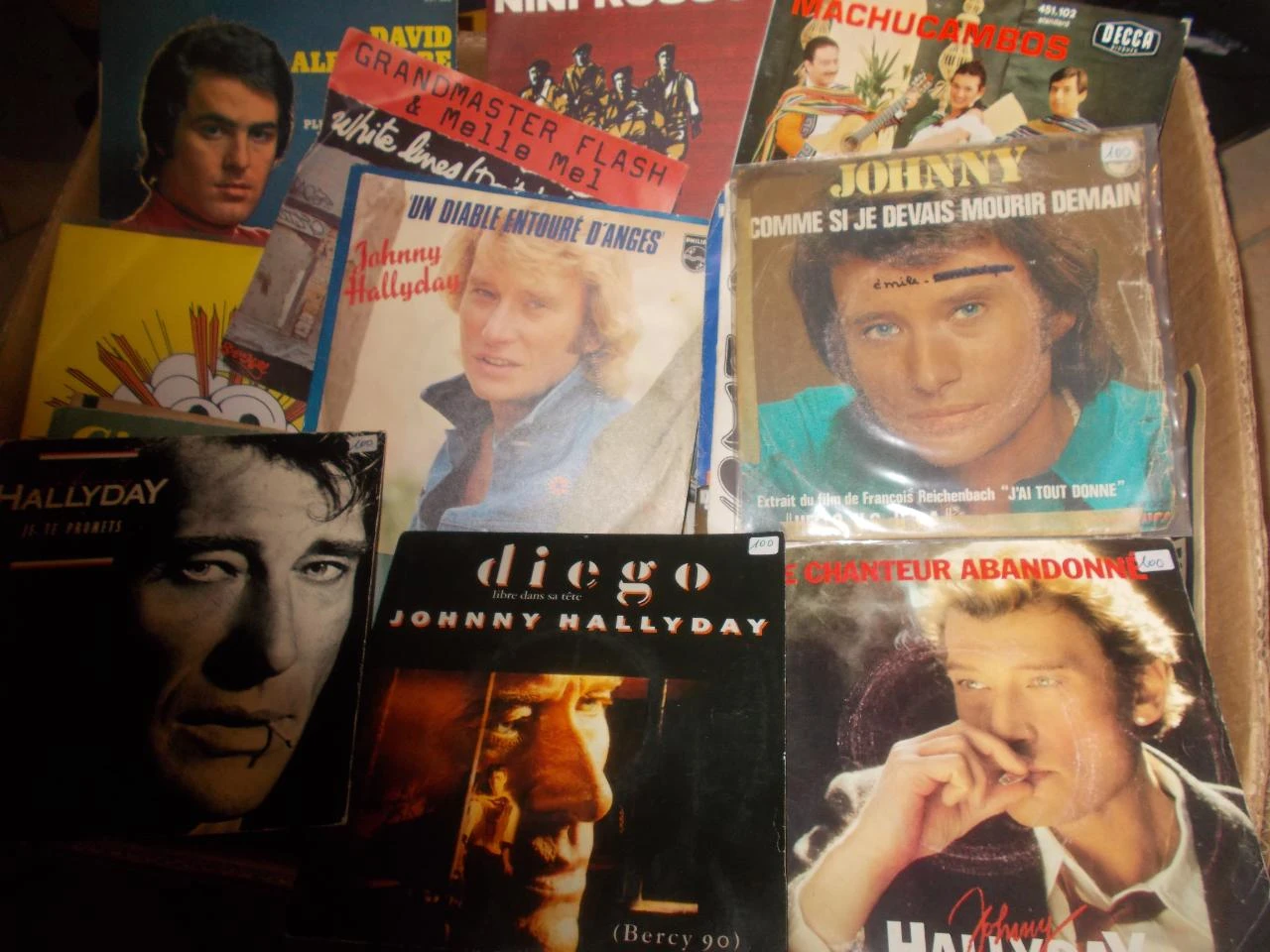 Magnífico lote de 60 discos de vinilo de 45 rpm (sencillos / EP) de Johnny Hallyday. – photo 3